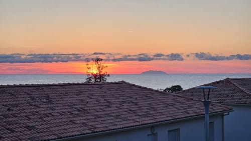 Coucher de soleil sur la Méditerranée depuis l'appartement en front de mer de la Résidence Marina di Bravone, Corse
