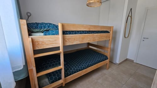 Lit superposé en bois avec matelas à motifs bleu marine dans la Chambre 13 de la Résidence Marina di Bravone, Linguizzetta