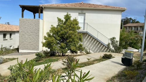 Immeuble moderne à la Résidence Marina di Bravone à Linguizzetta avec escalier, terrasse et vue méditerranéenne