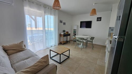 Appartement en bord de mer à la Résidence Marina di Bravone, vue sur mer, salon, table à manger et mobilier moderne