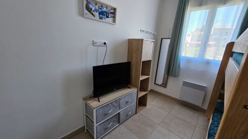 Studio moderne à la Résidence Marina di Bravone avec TV, rangements, vue sur mer, chauffage, miroir et lit