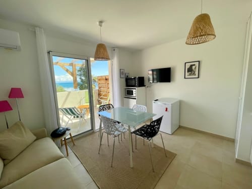 Appartamento sulla spiaggia a Marina di Bravone, Linguizzetta con vista mare, arredamento moderno e zona living open-plan