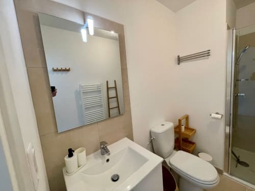 Bagno moderno nell'appartamento fronte mare di Marina di Bravone, Linguizzetta, con lavabo, toilette, specchio e doccia