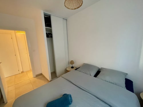Chambre moderne à l'hôtel Résidence Marina di Bravone à Linguizzetta avec lit queen-size, armoire coulissante et porte jaune