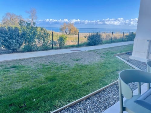 Terrasse d'appartement en bord de mer à Marina di Bravone, Linguizzetta, avec vue océan et jardins paysagés