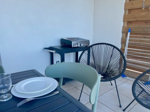 Terrasse de Marina di Bravone avec chaises modernes et table de salle à manger à Linguizzetta