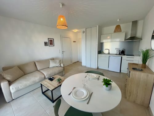 Studio à la Résidence Marina di Bravone : cuisine, canapé, table à manger et mobilier moderne à Linguizzetta