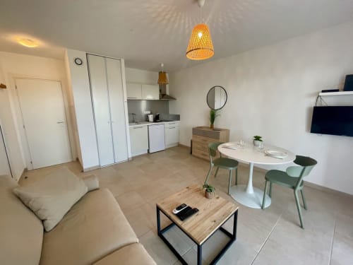 Studio moderne à la Résidence Marina di Bravone à Linguizzetta avec séjour, salle à manger et kitchenette ouverts