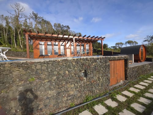 Casa da Ioio villa at Adega da Quinta in Madalena with stone terrace, wooden pergola, and jacuzzi