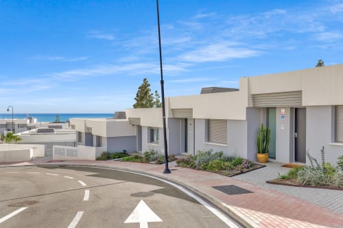 Nowoczesny domek przy plaży HomyMarbella w Elvirii z widokiem na ocean, białą architekturą i śródziemnomorskim stylem