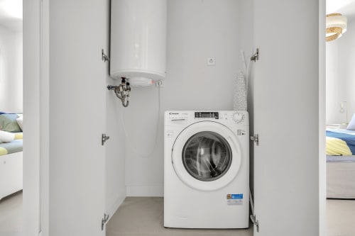 Wbudowana pralka w nowoczesnym kącie pralni w apartamencie HomyMarbella, Elviria