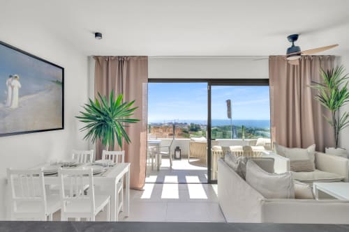 Jasny apartament z widokiem na morze w HomyMarbella Elviria z jadalnią, salonem i balkonem na Morze Śródziemne