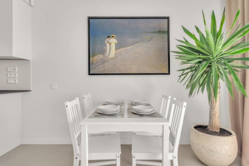 Nowoczesna jadalnia w apartamencie HomyMarbella ze zastawionym stołem, białymi krzesłami, obrazami w stylu nadmorskim i rośliną doniczkową w Elvirii
