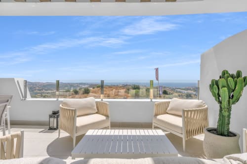 Elegancki balkon z widokiem na morze w SeaView Relaxing Home HomyMarbella w Elvirii, Marbella, nowoczesne meble i nadbrzeżny urok