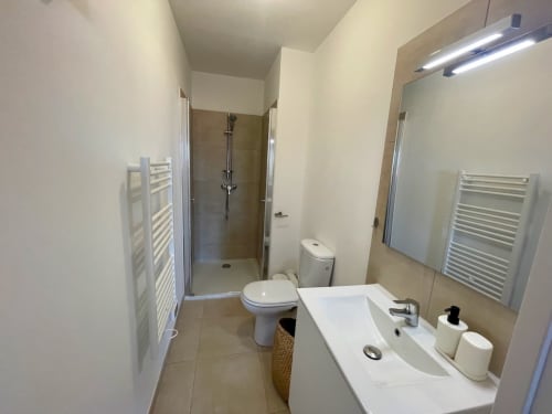 Bagno moderno a Résidence Marina di Bravone con lavabo, WC, doccia e scaldasalviette riscaldato
