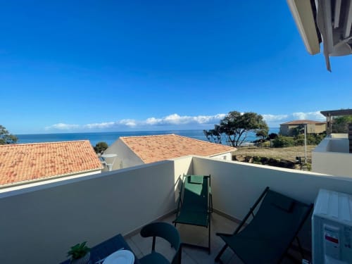 Terrazza con vista mare di uno studio alla Résidence Marina di Bravone, Linguizzetta, con lettini affacciati sul Mediterraneo e pavimentazione in ceramica