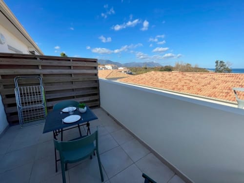 Terrazza sul tetto a Marina di Bravone, Linguizzetta, con vista mare, tavolo da pranzo e panorama montano