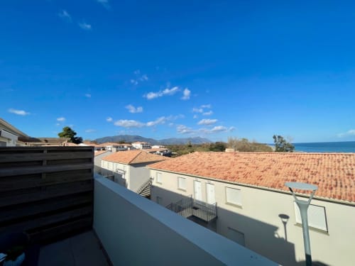 Vista dal balcone dello studio a Marina di Bravone: tetti, montagne e Mar Mediterraneo a Linguizzetta
