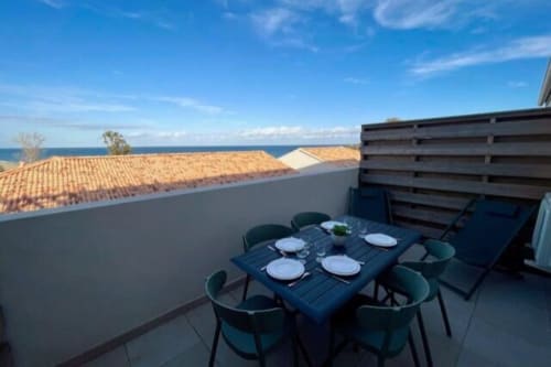 Terrazza panoramica della Résidence Marina di Bravone con allestimento dining vista mare, Linguizzetta, Corsica