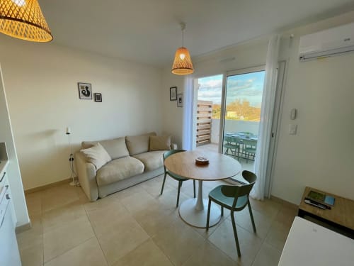 Moderno soggiorno con vista mare a Marina di Bravone, Linguizzetta, con divano, tavolo da pranzo e balcone
