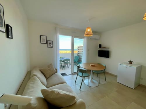 Moderno appartamento a Marina di Bravone con balcone vista mare, soggiorno, zona pranzo e TV a Linguizzetta