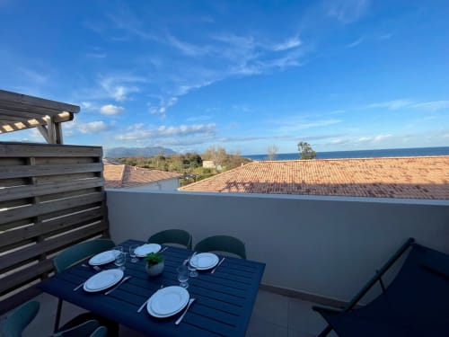 Cena sulla terrazza panoramica di Résidence Marina di Bravone con vista sul mare, Linguizzetta, Corsica