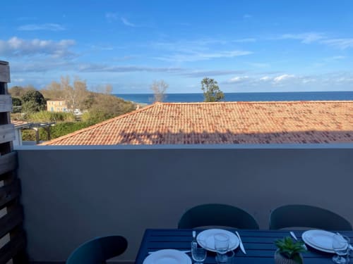 Terrazza con vista sul mare a Marina di Bravone, Linguizzetta con area ristorazione e mare sullo sfondo