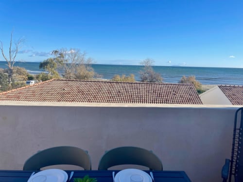 Vista sul mare di Bravone dal balcone della Camera 67 con spiaggia di Linguizzetta e Mediterraneo