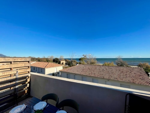 Vista dal balcone di Résidence Marina di Bravone a Linguizzetta: mare, terrazze e accesso alla spiaggia