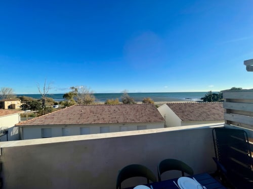 Vista dal balcone sulla spiaggia di Bravone e il mare dell'hotel Marina di Bravone, Linguizzetta Corsica