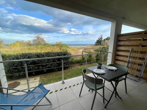 Terrazza di uno studio a Marina di Bravone, Linguizzetta con vista mare, tavolo da pranzo e paesaggio costiero