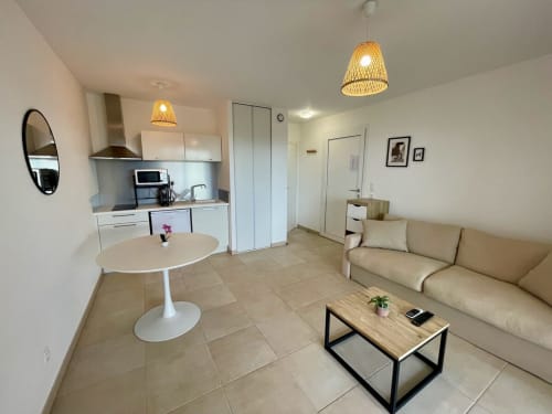 Monolocale presso la Résidence Marina di Bravone a Linguizzetta con living open-plan, cucina, zona pranzo e divano beige