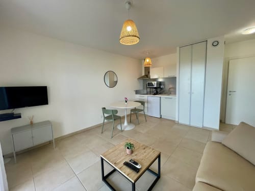 Monolocale moderno a Résidence Marina di Bravone con cucina, sala da pranzo, soggiorno e accesso al balcone
