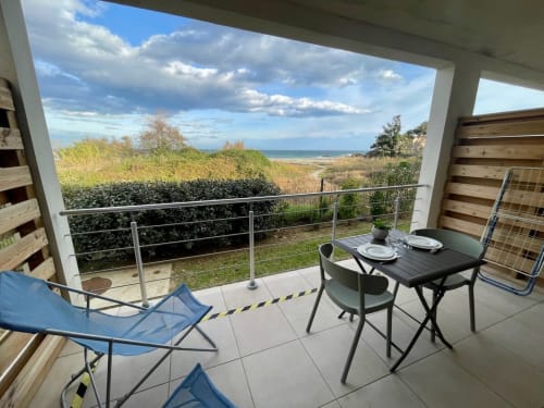 Terrazza monolocale con vista mare presso Résidence Marina di Bravone, Linguizzetta, con tavolo da pranzo e lettini