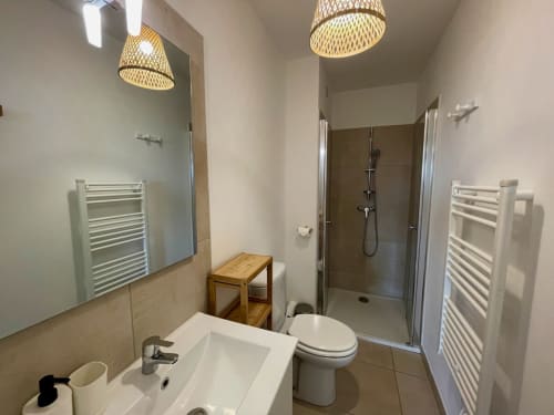 Bagno moderno a Résidence Marina di Bravone con lavabo, WC, doccia, scaldasalviette e plafoniere in tessuto