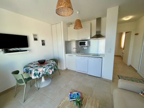 Appartamento open-plan a Résidence Marina di Bravone con cucina, zona pranzo, TV e arredamenti moderni