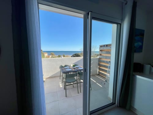 Vista dal balcone della Camera 203 di Résidence Marina di Bravone con vista mare e zona pranzo a Linguizzetta