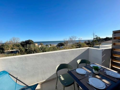 Terrazza Résidence Marina di Bravone con area dining, vista piscina e paesaggio costiero corso