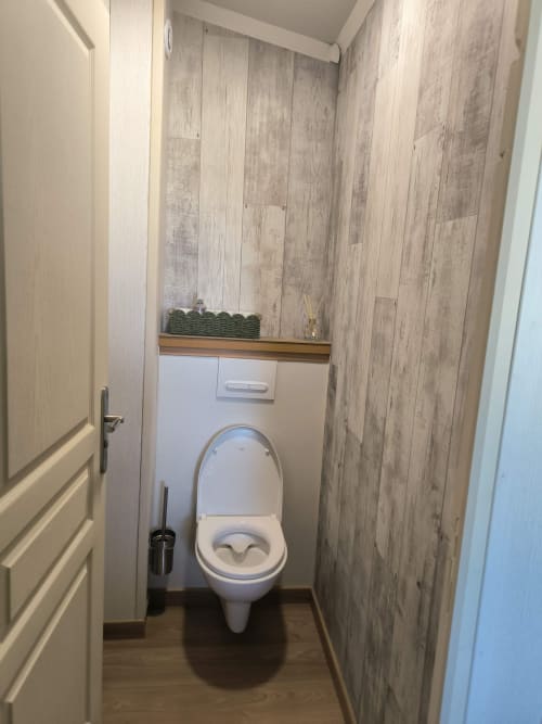 Salle de bain moderne aux murs en carrelage imitation bois gris à la Gite de la vallée, Courdemanche