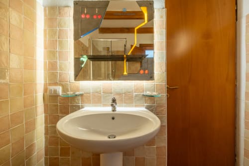 Bagno moderno della Locandiere Suite presso House Live Express con lavabo a colonna, specchi riscaldati e pareti piastrellate a Quartu