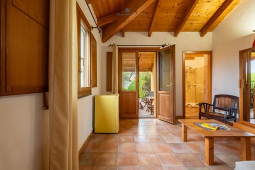 Suite Locandiere presso House Live Express a Quartu Sant'elena con travi in legno, pavimenti in cotto, accesso al giardino e