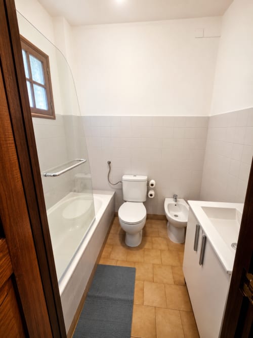 Banheiro moderno no Quarto Standard com Cama de Casal da Serrana Gerês Inn, equipado com banheira, sanitário, bidê e azulejos brancos