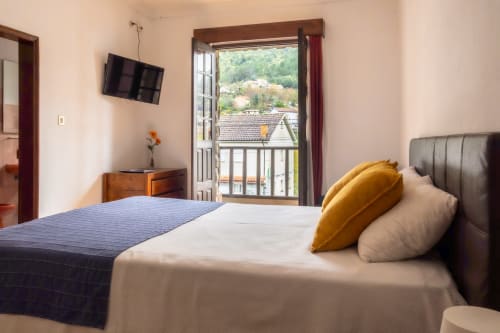 Quarto duplo com varanda com vista para as montanhas da Serra da Gerês na Pousada Serrana Gerês, Portugal