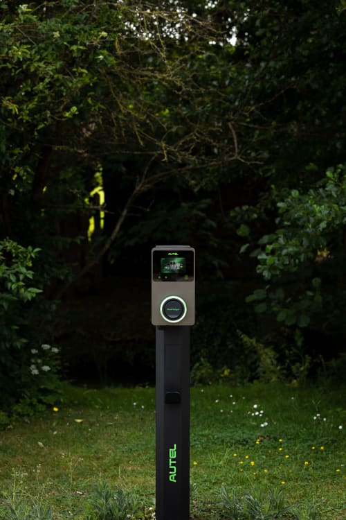 Borne de recharge Autel dans le jardin du gîte Moulin Moulin à Dannes, France
