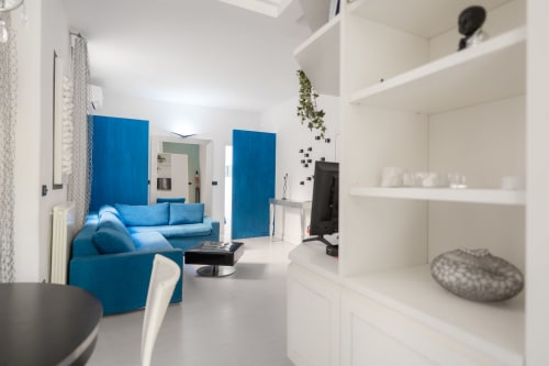 Interno moderno con arredi contemporanei e scaffalature integrate presso Perla Marina, Finale Ligure