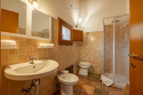 Bagno moderno della Suite 2 Locandiere presso House Live Express, Quartu Sant'Elena, con doccia, WC, bidet e lavabo