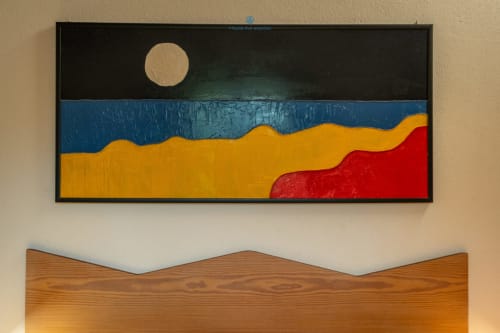 Opera d'arte astratta colorata con luna presso l'hotel House Live Express a Quartu Sant'elena
