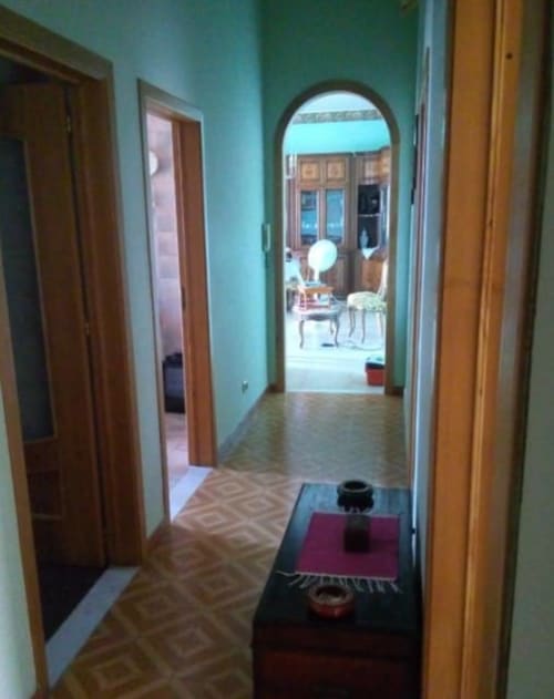 Corridoio con pareti turchesi e porte in legno della villetta Bienbi Woods a Boscotrecase, Italia