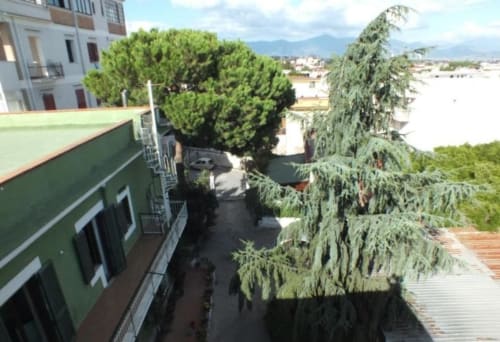 Cottage Bienbi Woods Three Houses a Boscotrecase con rigogliosa vegetazione, terrazza e vista sulle montagne