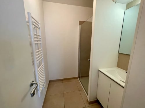 Salle de bain moderne à la Résidence Marina di Bravone avec vasque, sèche-serviettes chauffant et douche